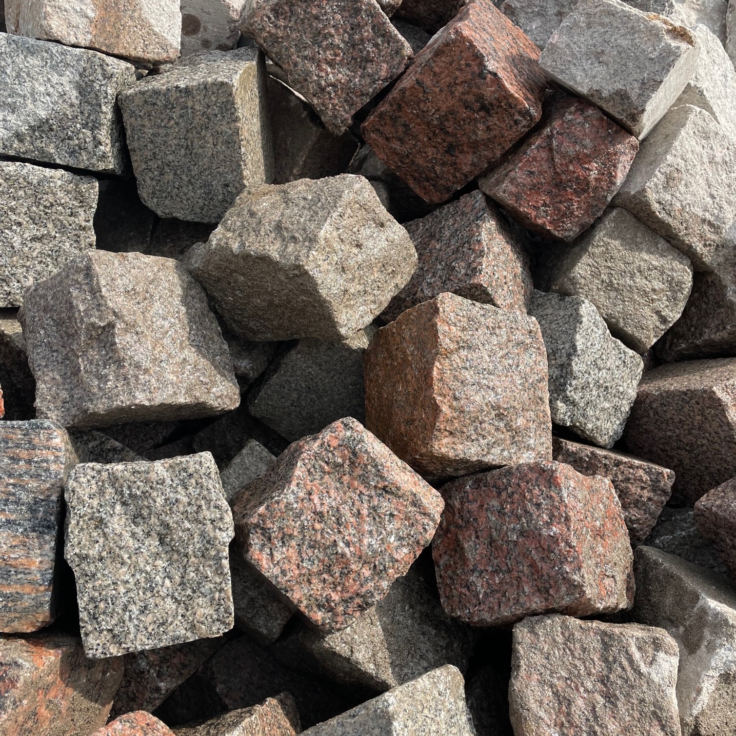 Neues Granit Kleinpflaster 8-11cm rötlich-bunt Detail 3