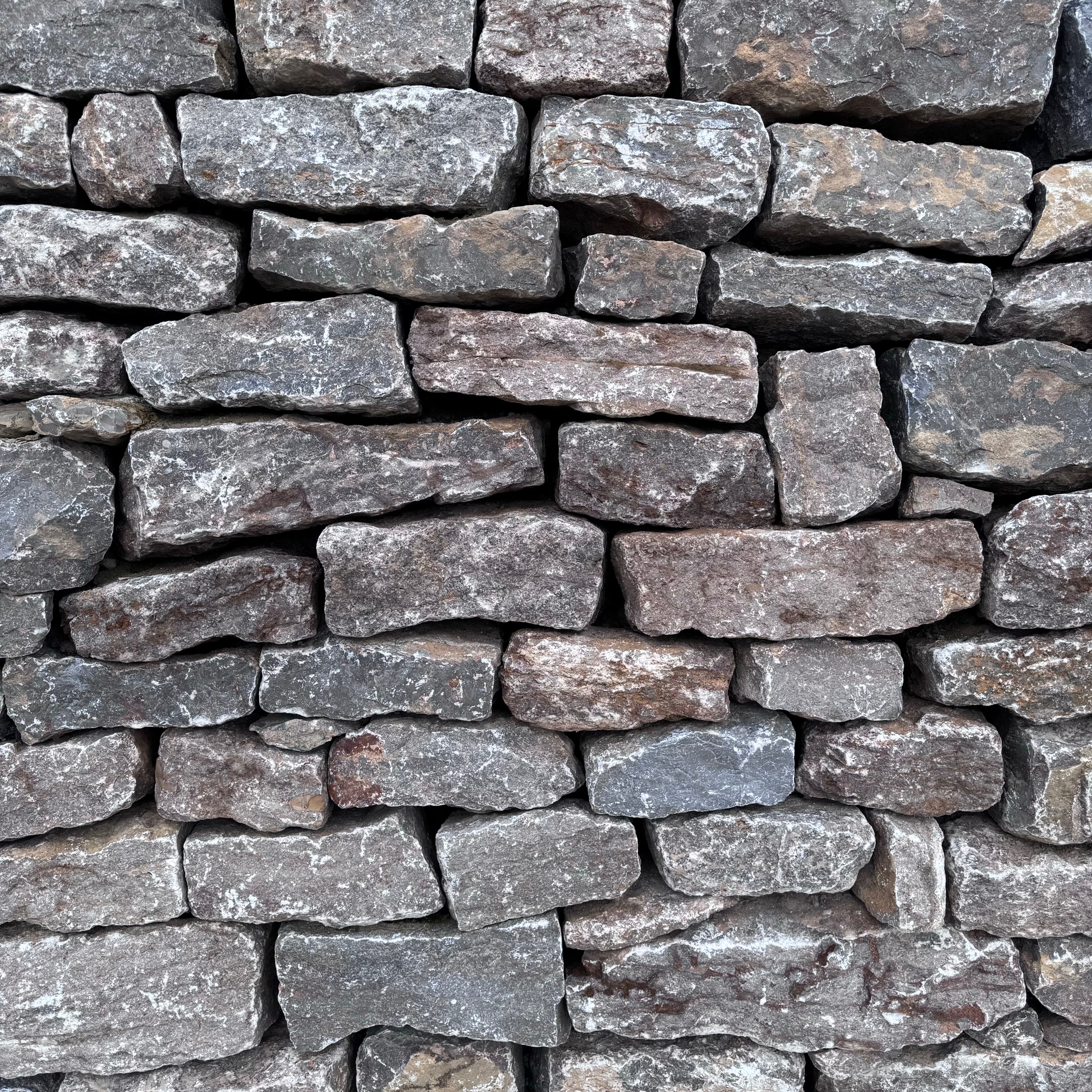 Muschelkalk Mauerwerk 8-14x15-25x15-50 cm grau-braun-bunt palettiert Detail 4