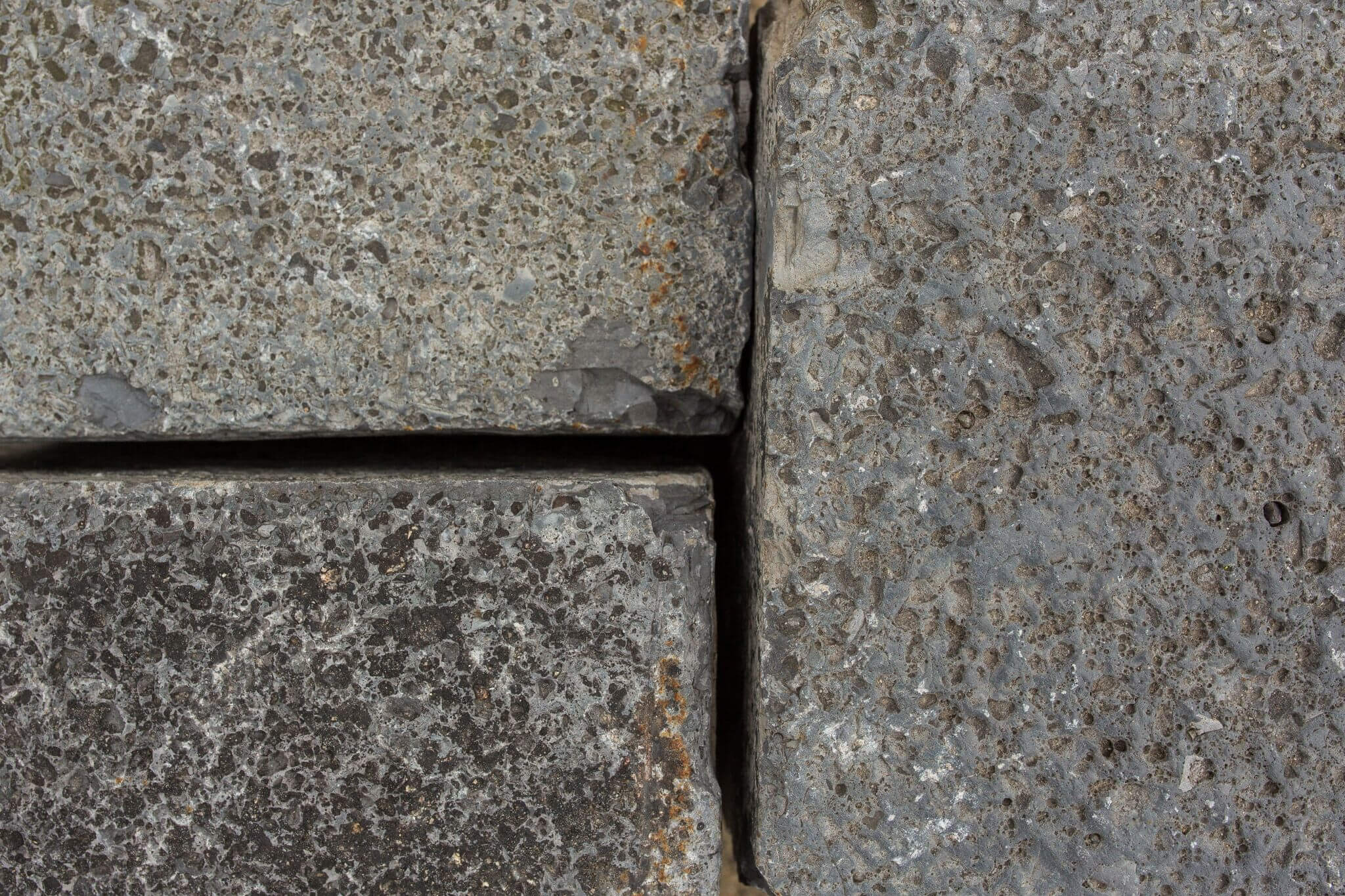 Gebrauchte Kupferschlacke 16x16 cm Reihenpflaster Detail 4