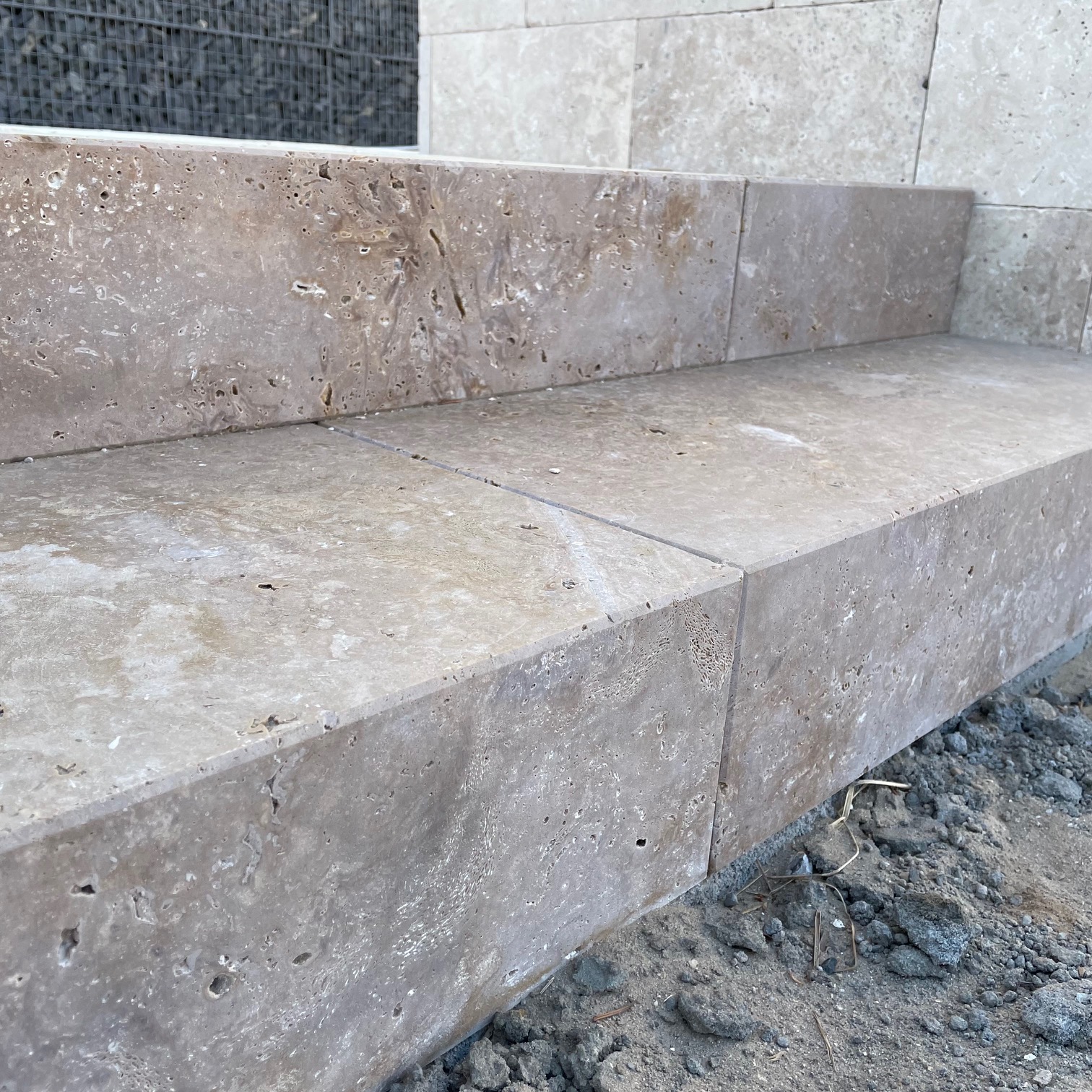 Travertin Blockstufe Mokka 15x35x100 cm hellbraun Detail 2