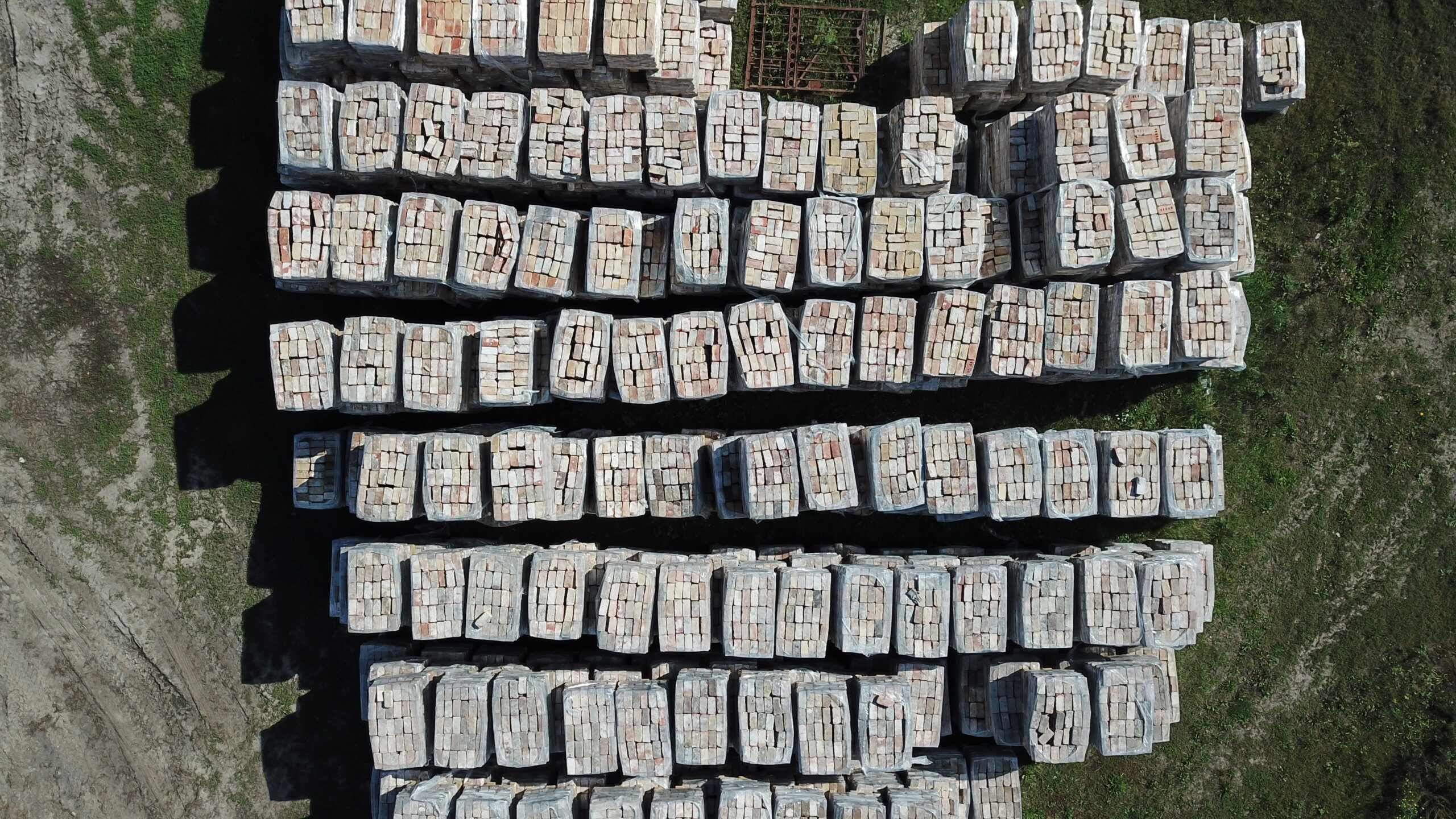 Gebrauchte Ziegelsteine im Reichsformat bunt Detail 7