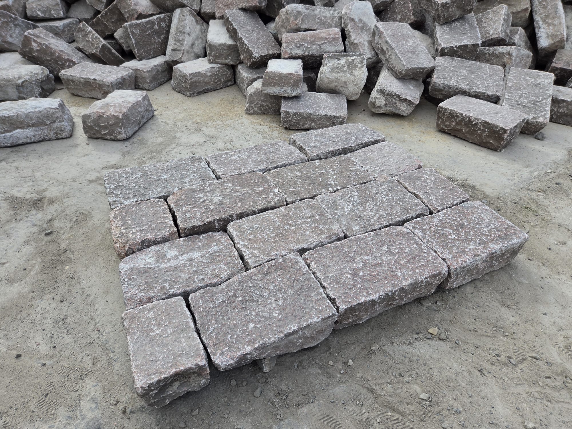 Gebrauchtes Granit Großpflaster 25x15x8-10 cm Reihenpflaster rötlich Gebrauchtes Granit Großpflaster 25x15x8-10 cm Reihenpflaster rötlich