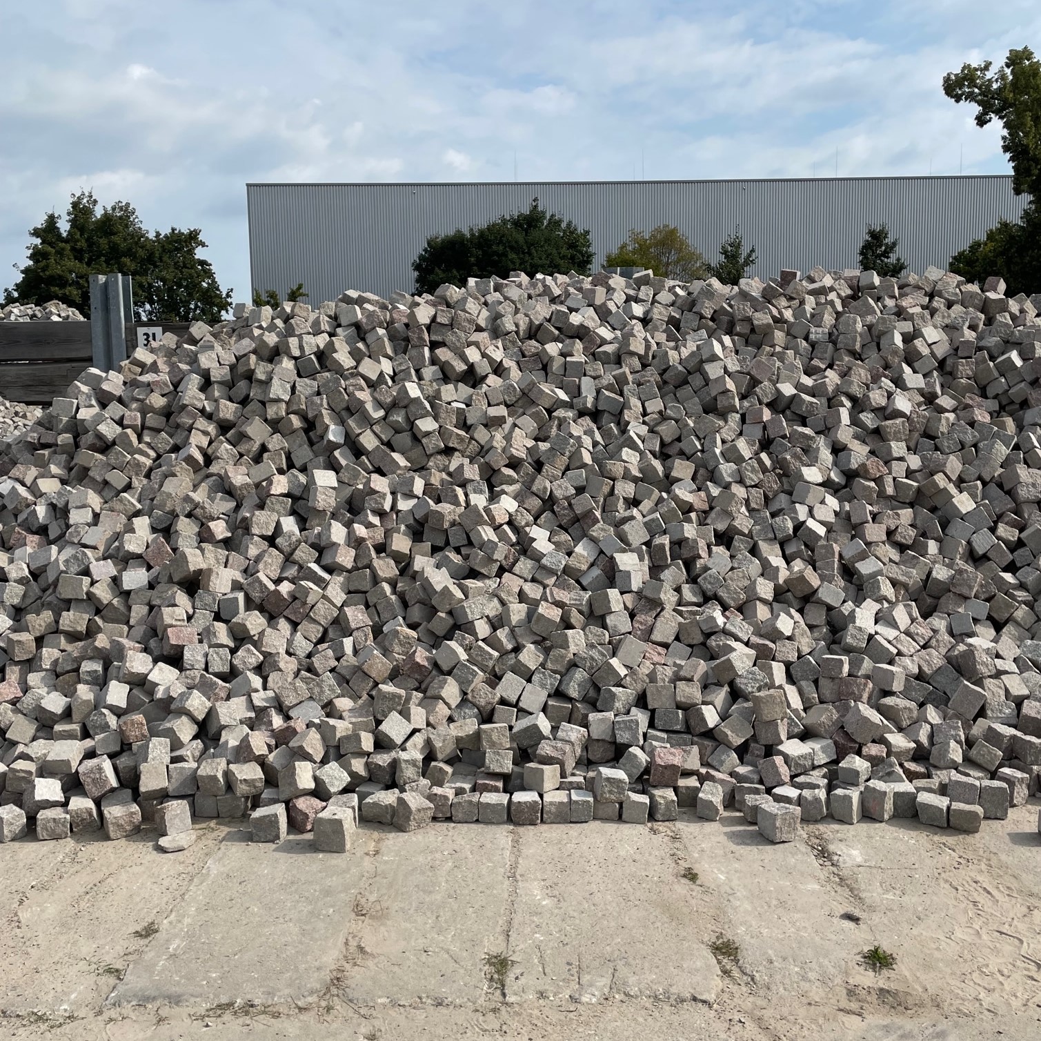 Neues Granit Kleinpflaster 8-11cm rötlich-bunt Detail 1