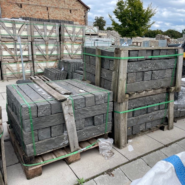 Basalt Palisade 12x12x100 cm schwarz Detail 2