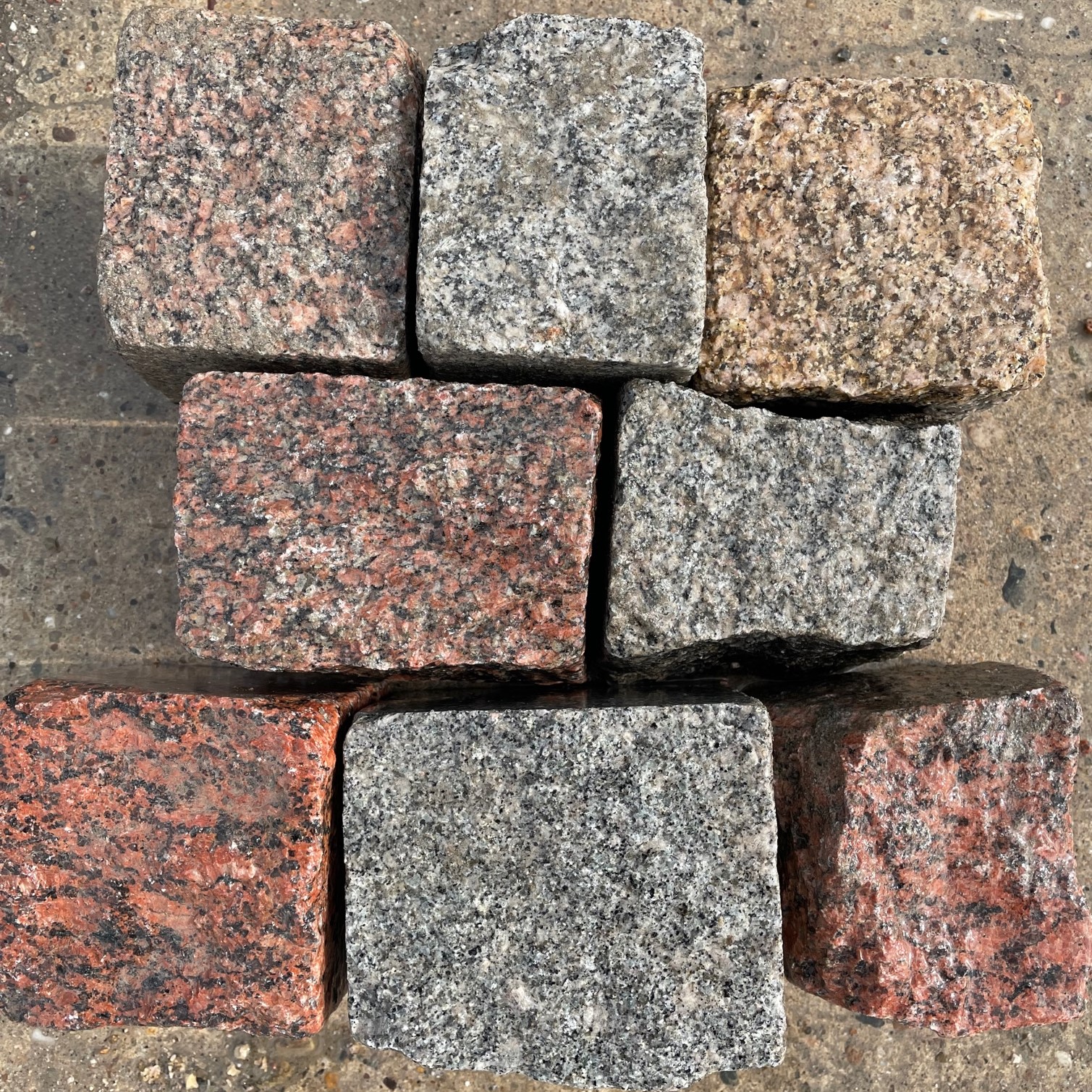 Neues Granit Kleinpflaster 8-11cm rötlich-bunt Detail 4