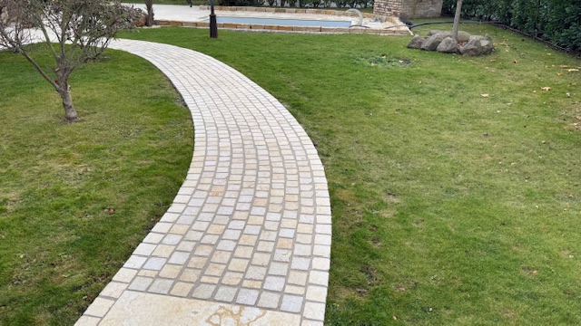 Kalkstein Kleinsteinpflaster Catrina 10x10x8 cm gelblich-cremebeige Detail 4