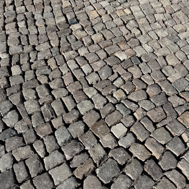 Gebrauchtes Porphyr Kleinpflaster 8-11 cm braun-anthrazit-gräulich Gebrauchtes Porphyr Kleinpflaster 8-11 cm braun-anthrazit-gräulich