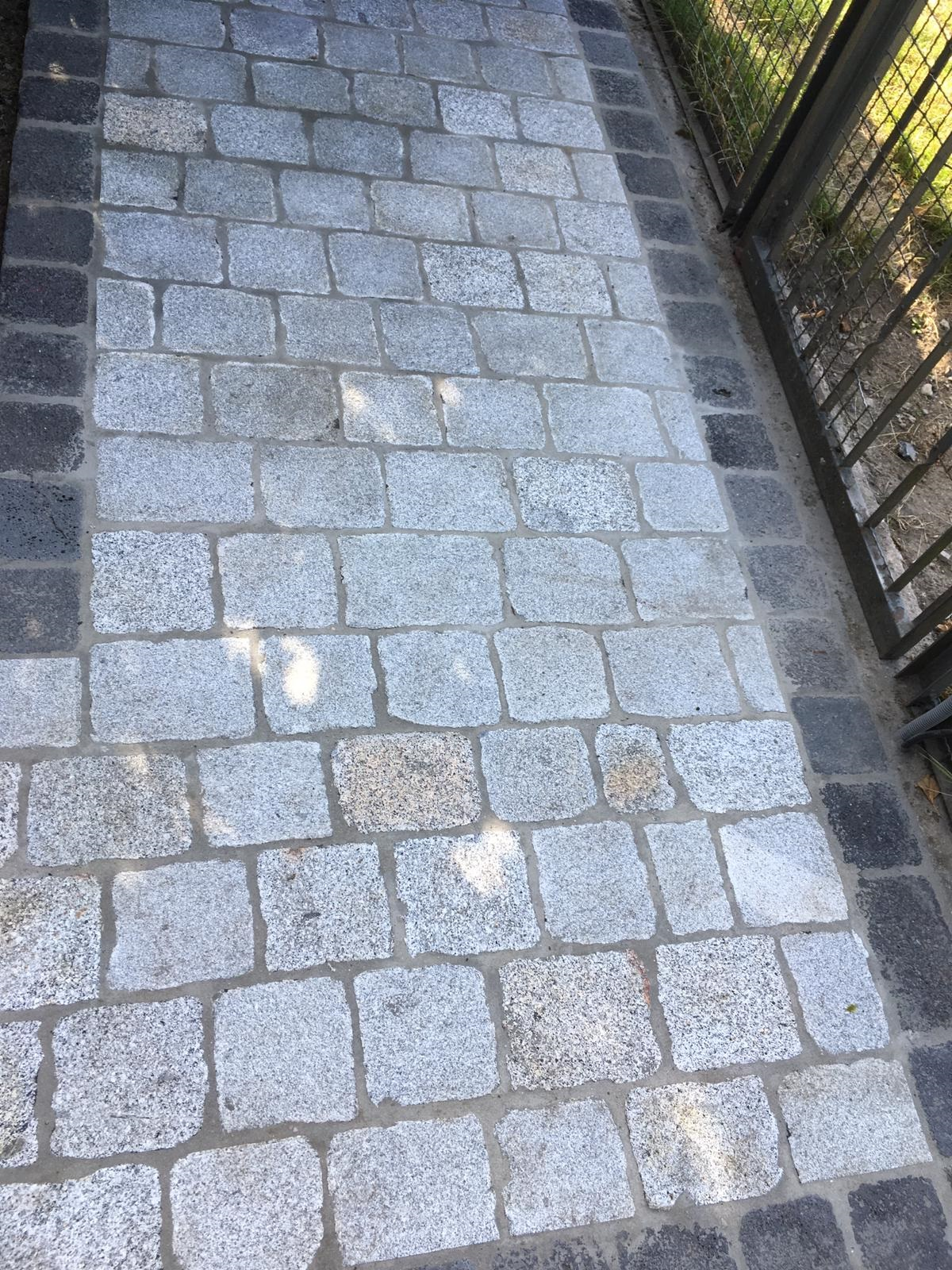 Edel Granit Pflasterplatte 12-13 cm grau regelmäßig Detail 1