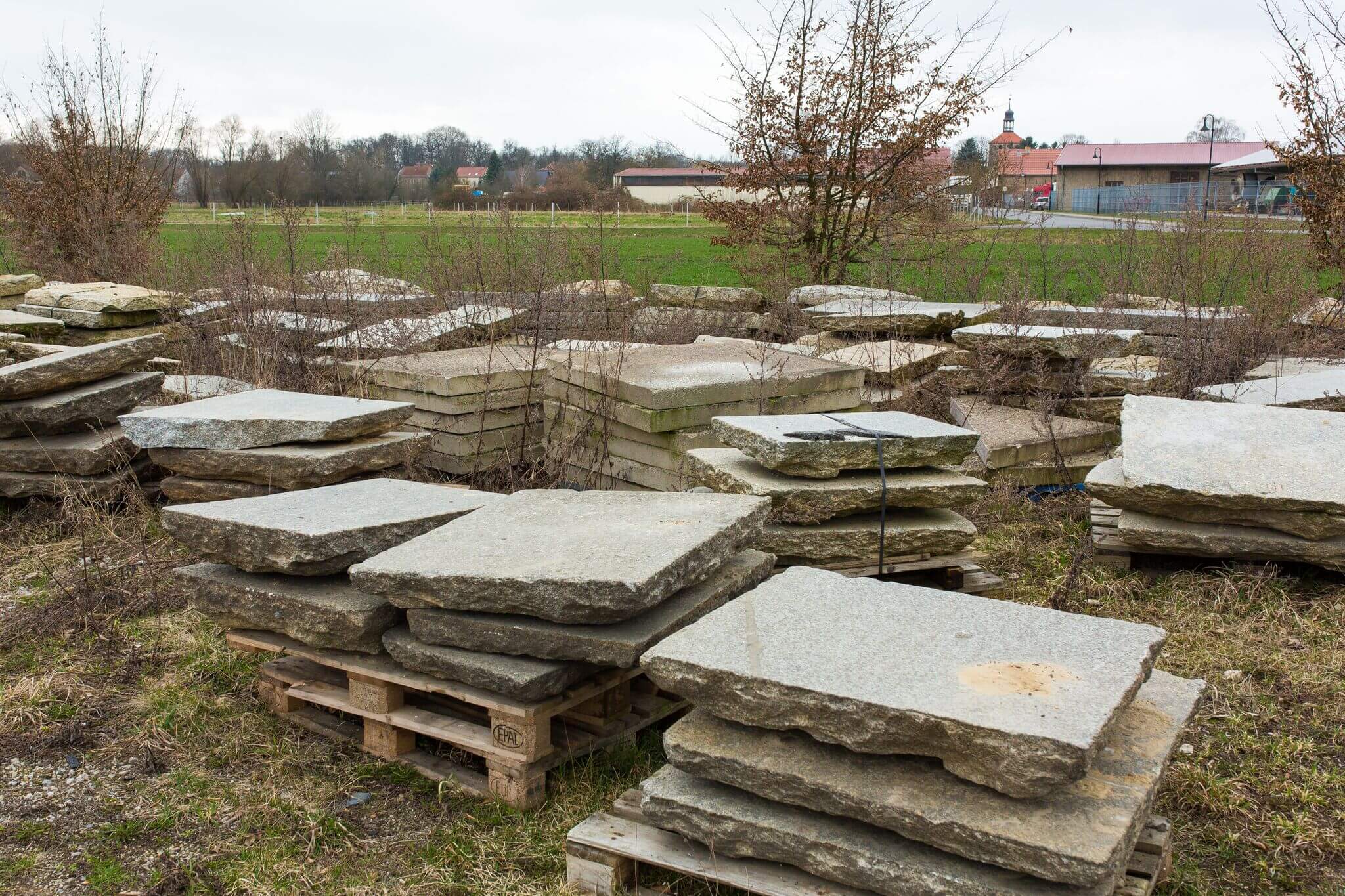 Alte Krustenplatte gebraucht ca. 90-105x40-110x10-20 cm grau-gelb Charlottenburger Granit Krustenplatte gebraucht