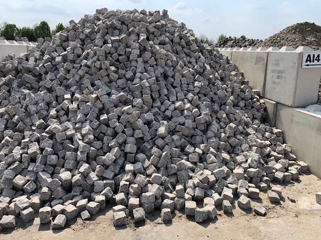 Neues Bernburger Kleinpflaster 8-11 cm gespalten Detail 1