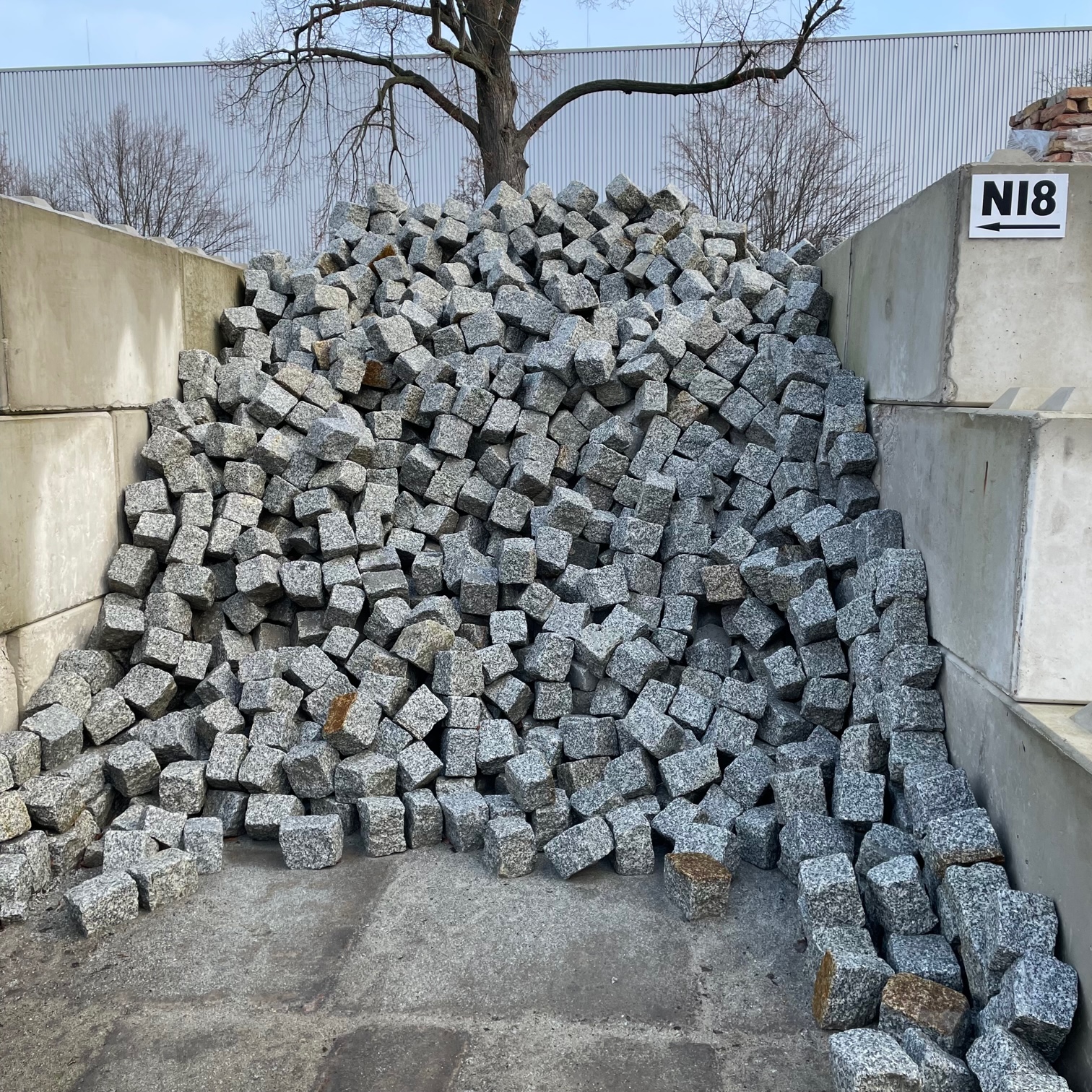 Neues Granit Großpflaster 15-17 cm hellgrau Mittel-Grobkorn Detail 2