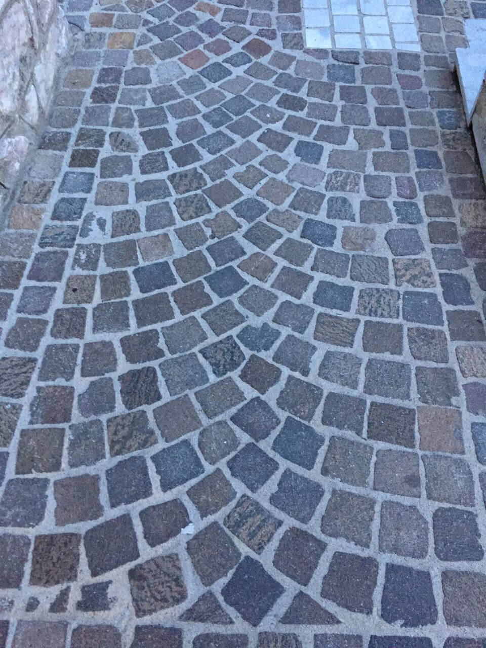 Neues Porphyr Mosaikpflaster 4-6 cm rot-braun-bunt Detail 1