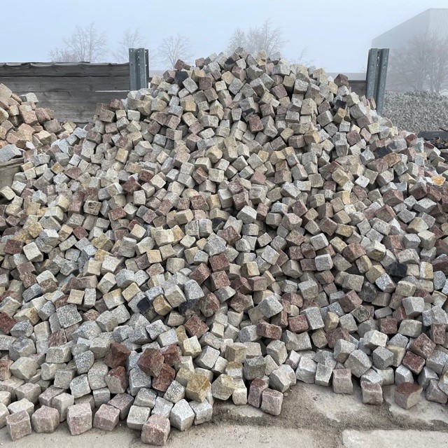 Granit/Basalt Kleinpflaster 8-11 cm rot-gelb-anthrazit-grau Detail 4