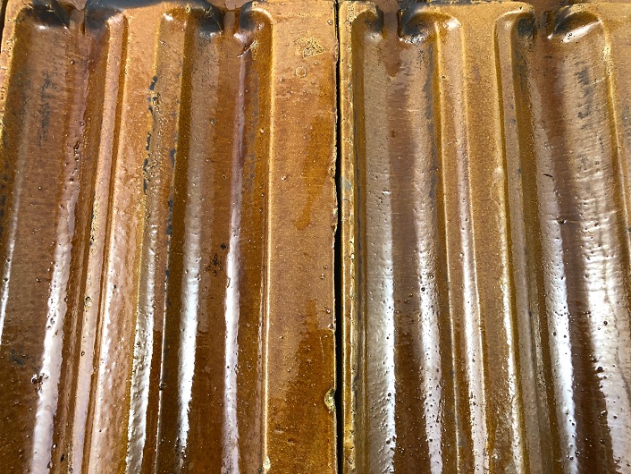 Historische Hennigsdorfer Tondachziegel braun glasiert Detail 1