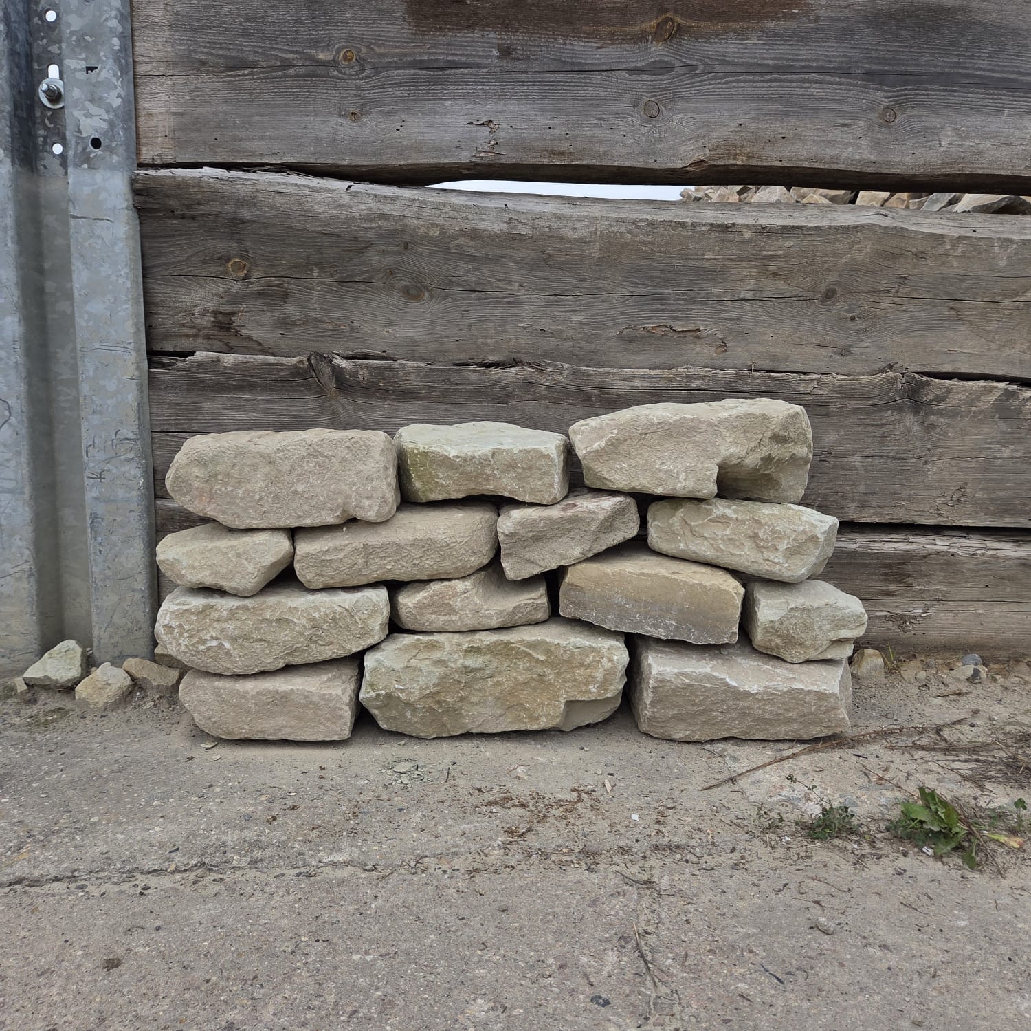 Gebrauchtes Kalk-Sandstein-Schichtmauerwerk