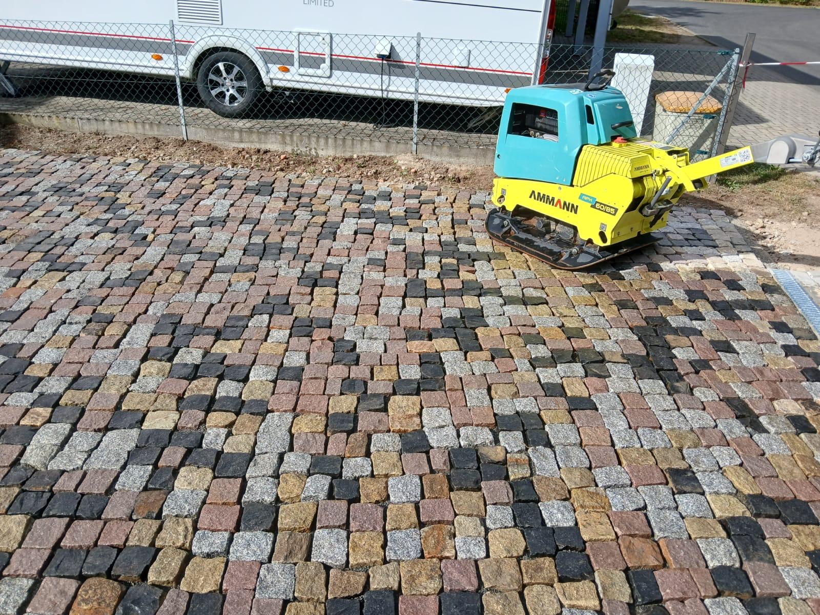 Granit/Basalt Kleinpflaster 8-11 cm rot-gelb-anthrazit-grau Detail 3