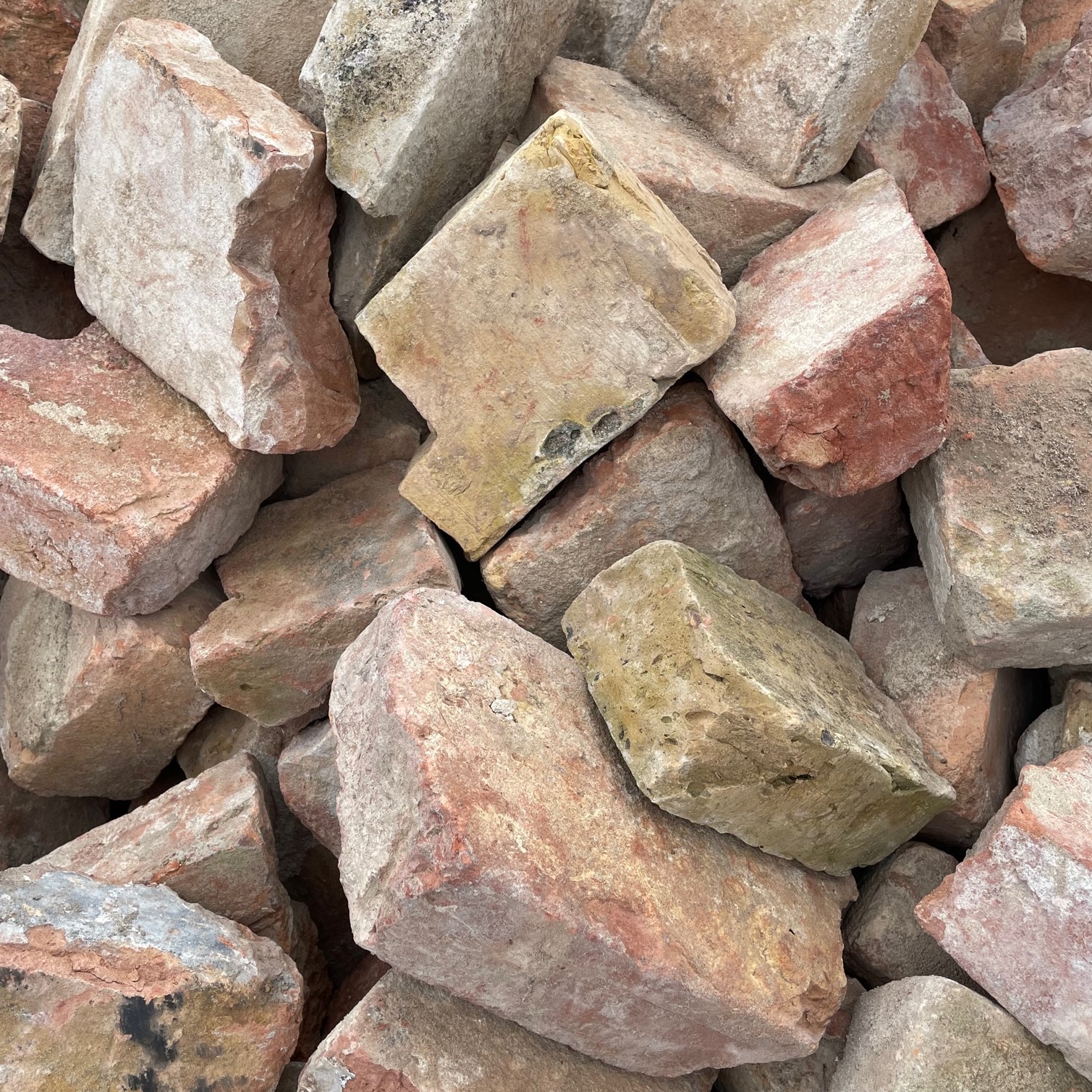 Gebrauchte Ziegelsteine im Reichsformat bunt (halbe & dreiviertel) Detail 1