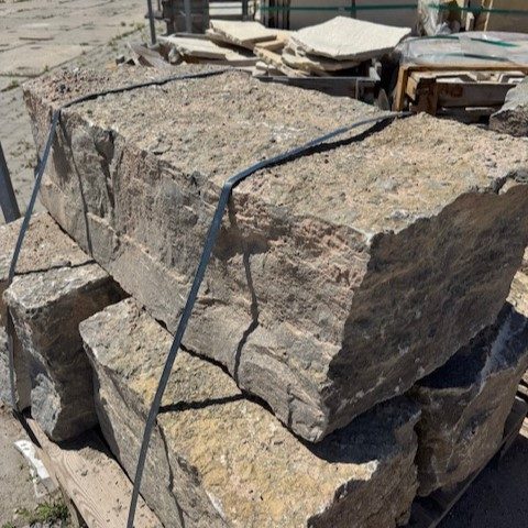 Muschelkalk Mauerquader ca. 35-40x40-50x40-120 cm grau-braun-bunt palettiert