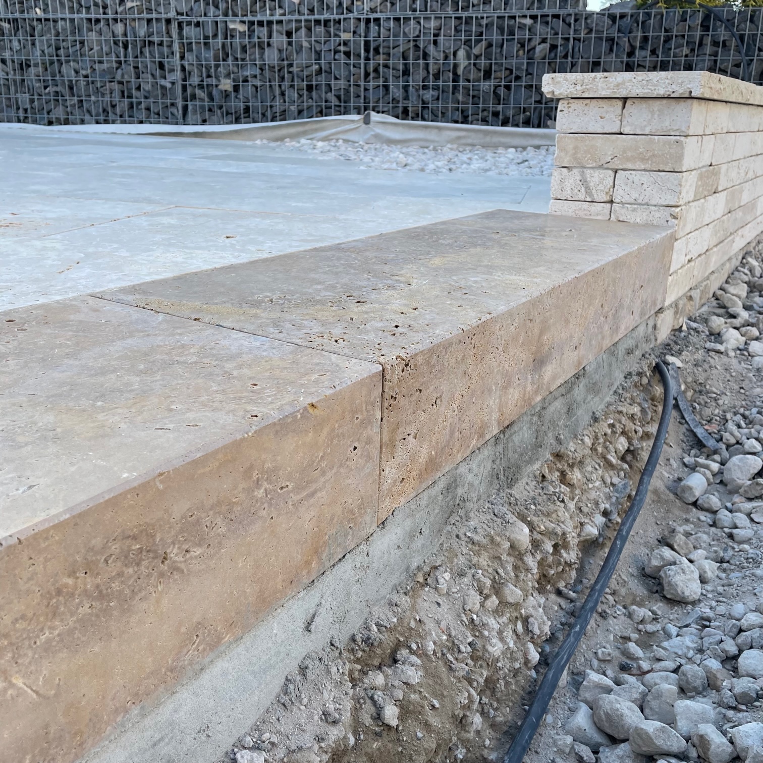 Travertin Blockstufe Mokka 15x35x100 cm hellbraun Detail 5