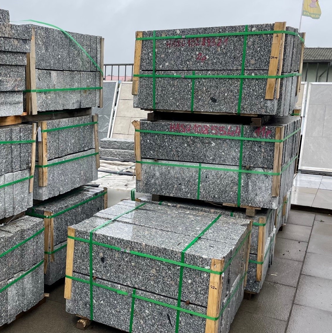 Granit Leistenstein 6×30 cm hellgrau allseitig gesägt & obere Längskante geflammt