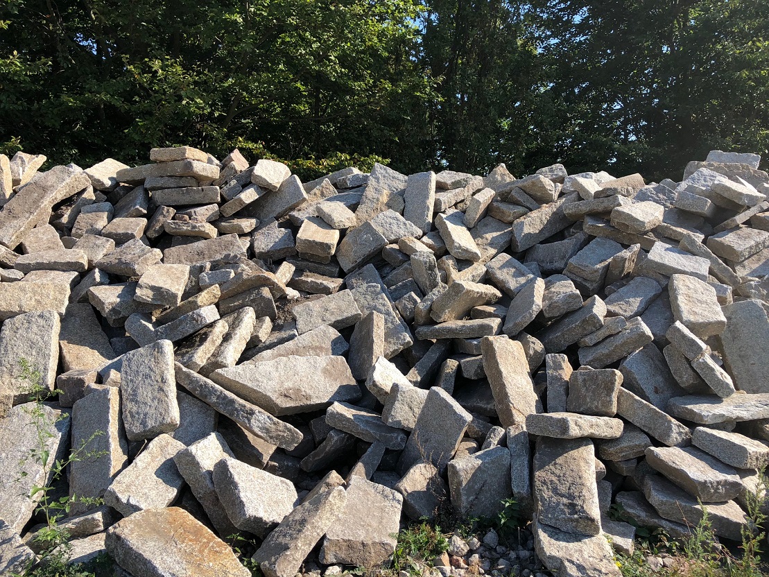 Gebrauchter Granit Bordstein gespalten Detail 5