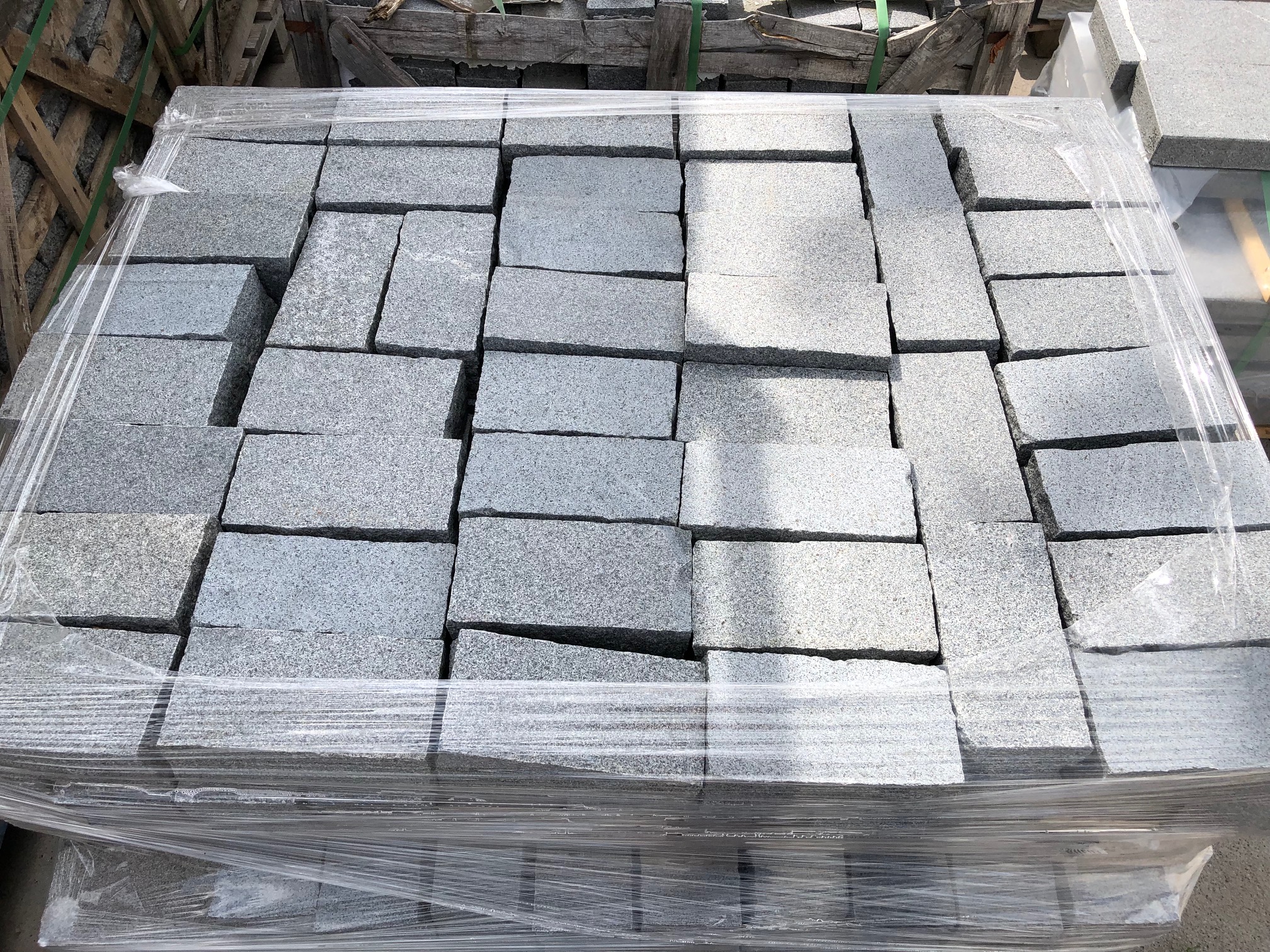 Granit Edelkleinpflaster 20x10x8 cm dunkelgrau Detail 1