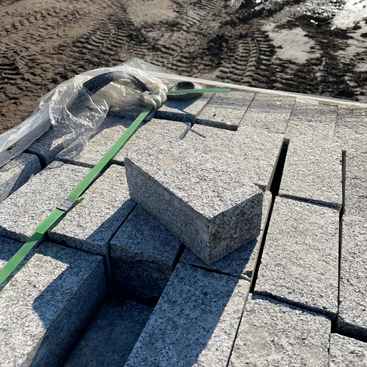 Granit Edelkleinpflaster 20x10x8 cm hellgrau Detail 3