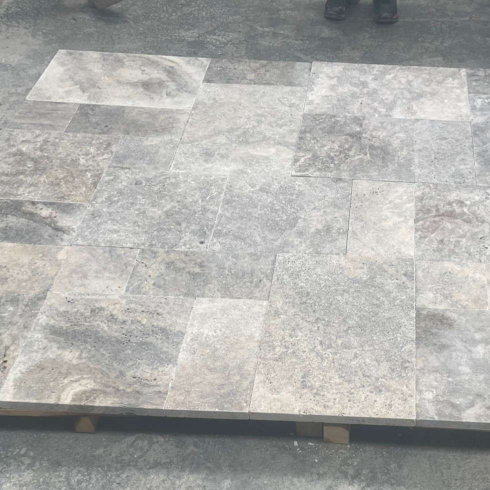 Travertin Terrassenplatte Adana 60x40x3 cm silbergrau Detail 1