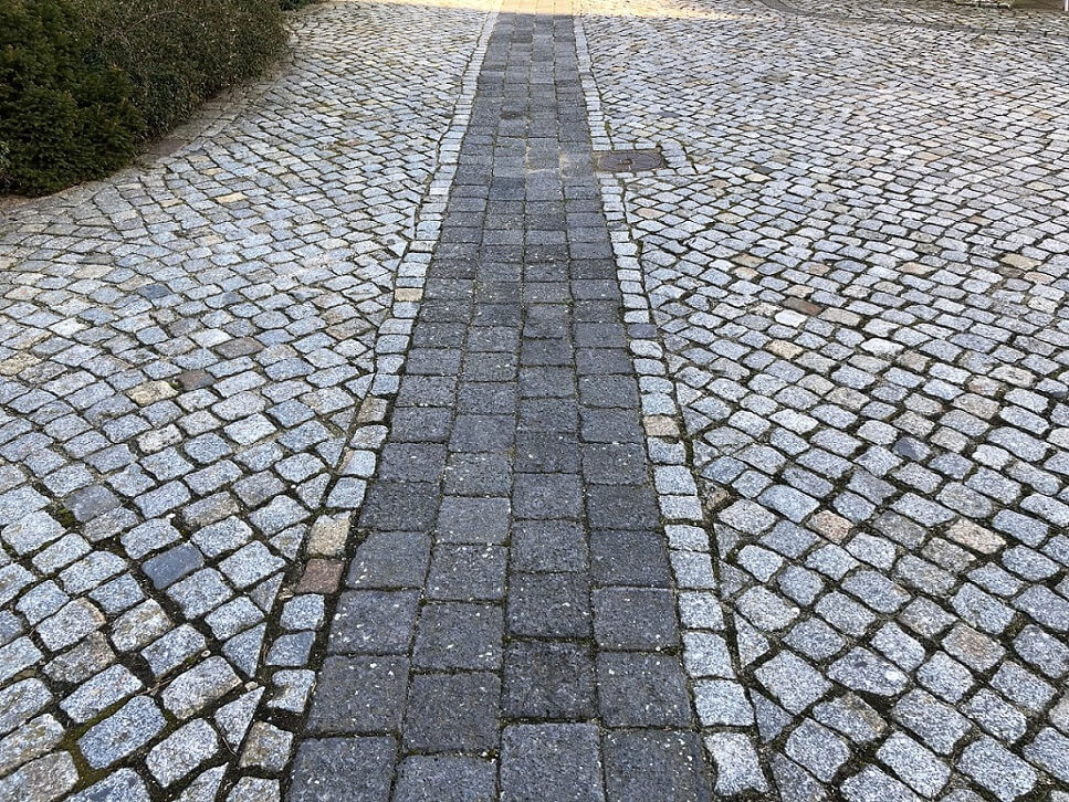 Gebrauchte Kupferschlacke 16x16 cm Reihenpflaster Detail 2