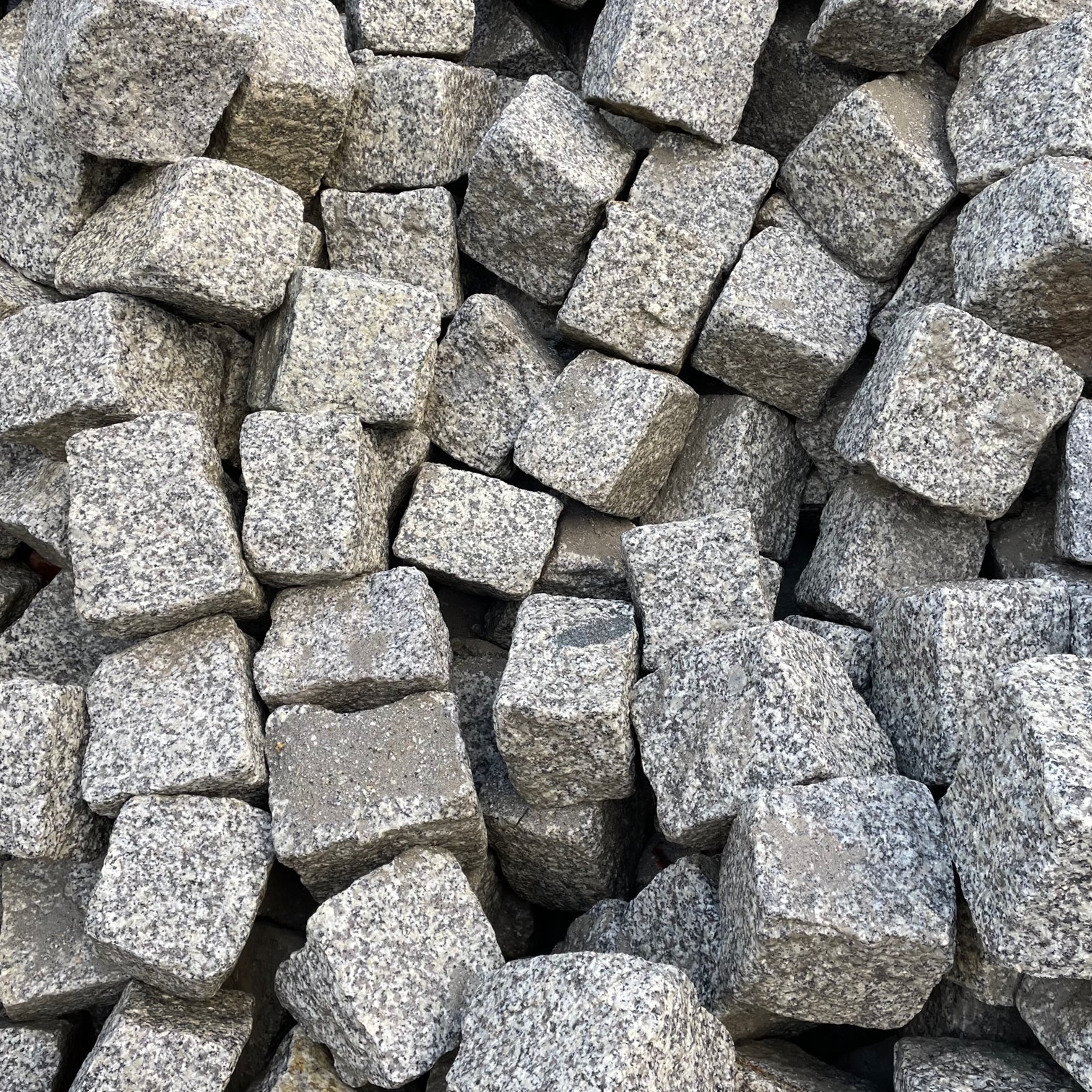 Neues Granit Großpflaster 15-17 cm hellgrau Mittel-Grobkorn Detail 3