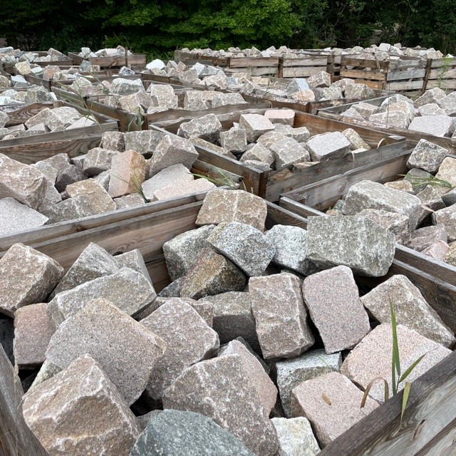 Edel Granit Pflasterplatte 12-13 cm rot-bunt Detail 6