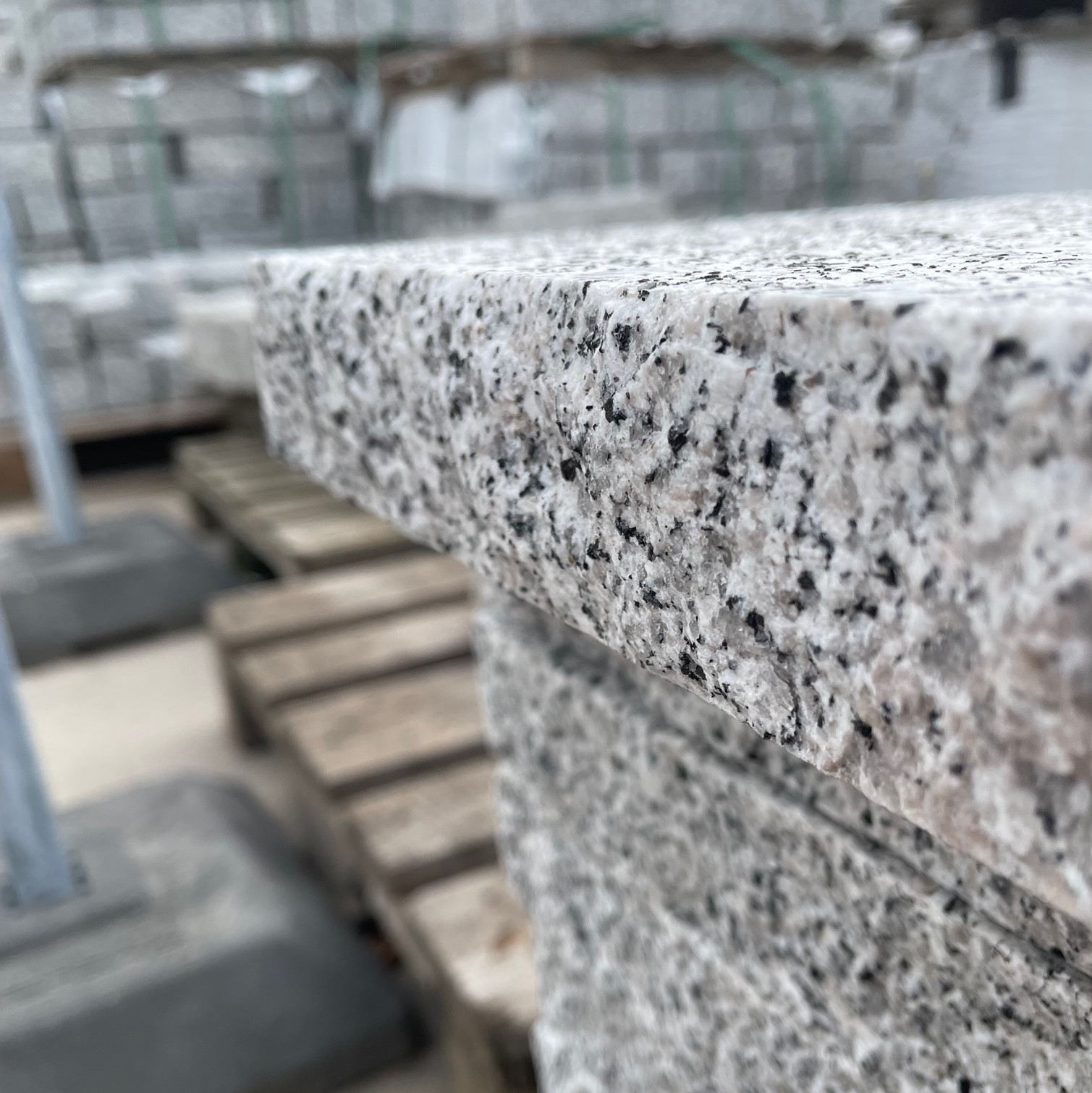 Granit Mauerabdeckung 100x28x4 cm hellgrau Detail 5