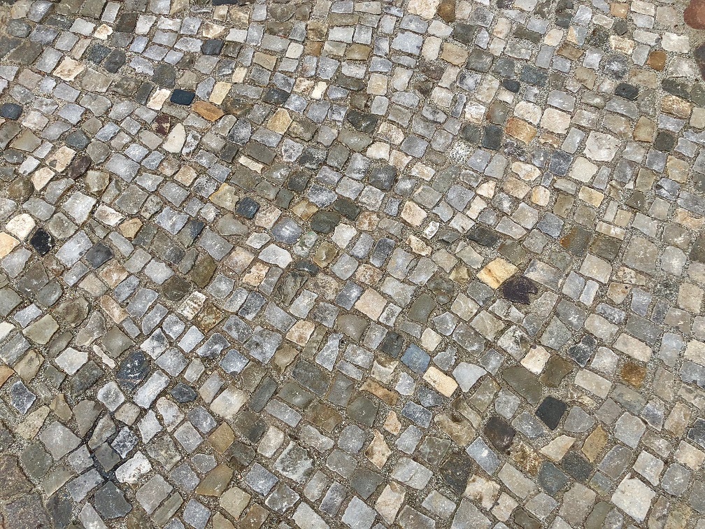 Gebrauchtes Kalkstein Mosaikpflaster 3-5 cm unregelmäßig grau-bunt Detail 4