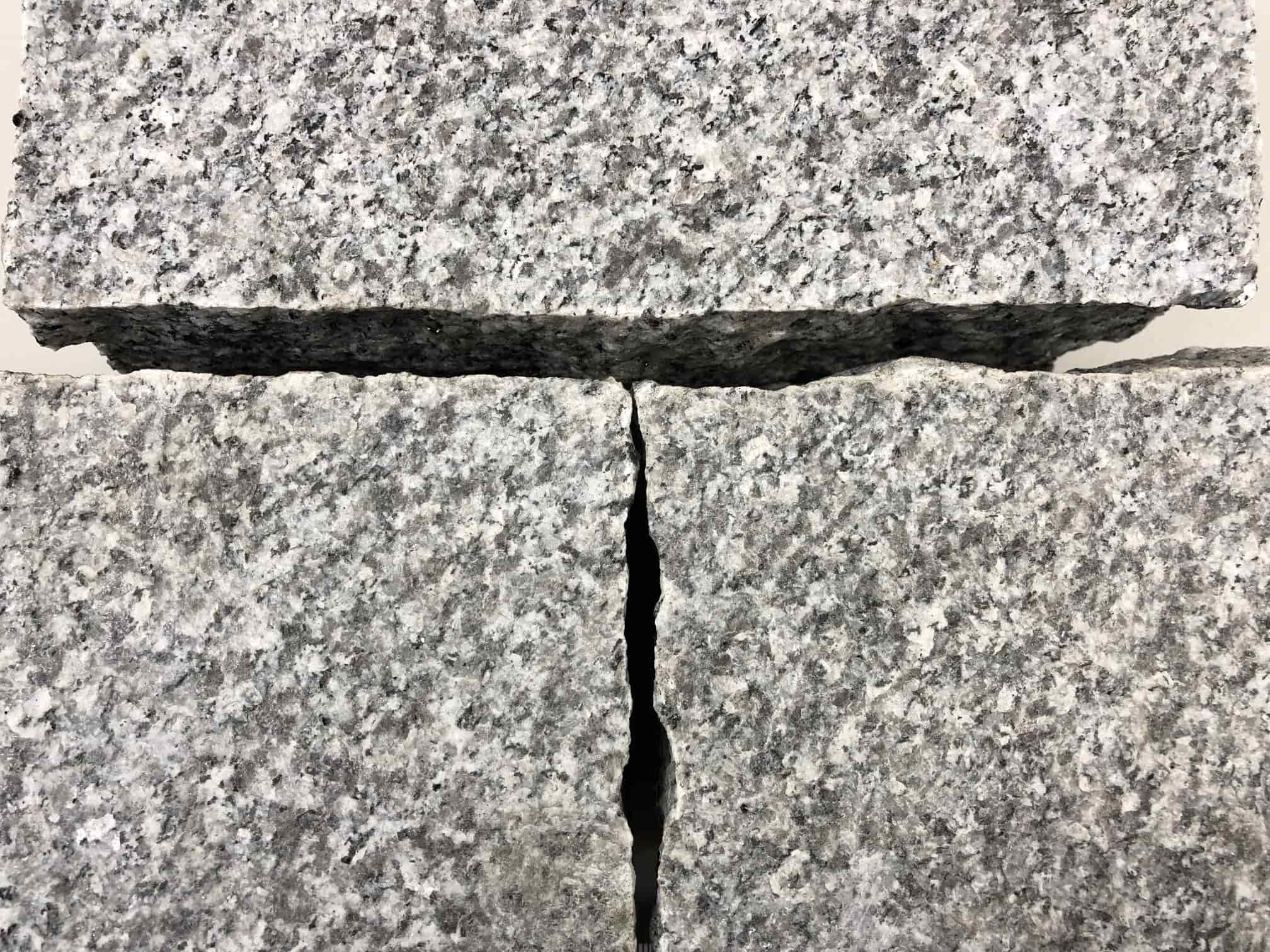 Granit Edelkleinpflaster 20x10x8 cm hellgrau Detail 1