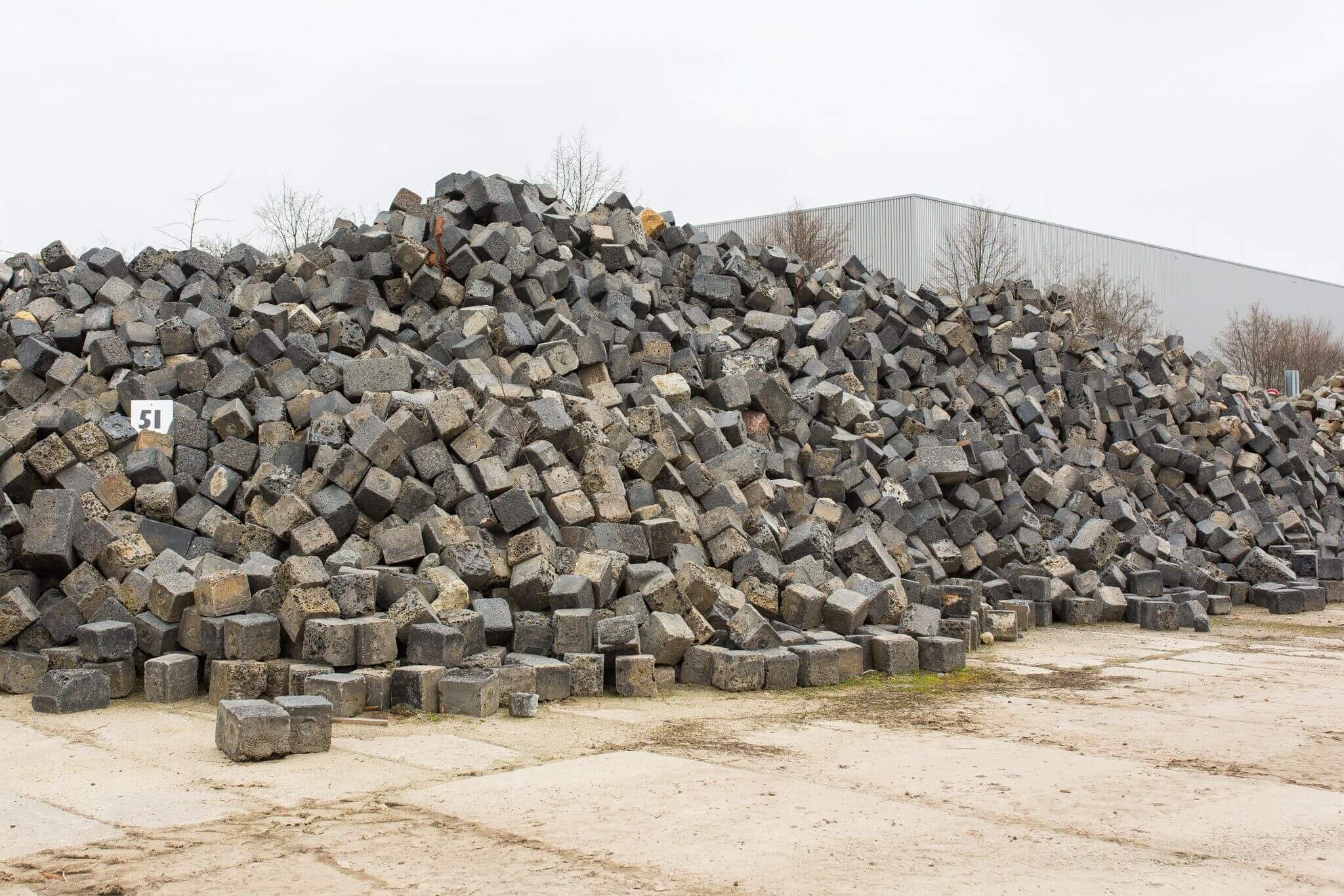 Gebrauchte Kupferschlacke 16x16 cm Reihenpflaster Detail 5