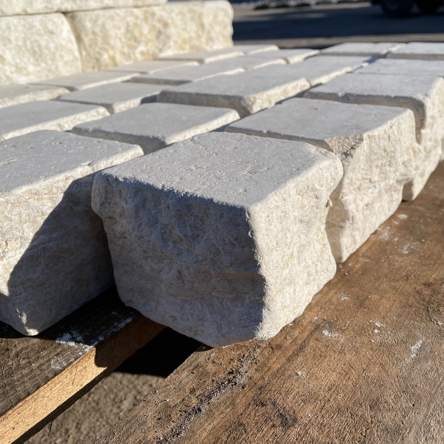 Kalkstein Kleinsteinpflaster Catrina 10x10x8 cm gelblich-cremebeige Detail 6