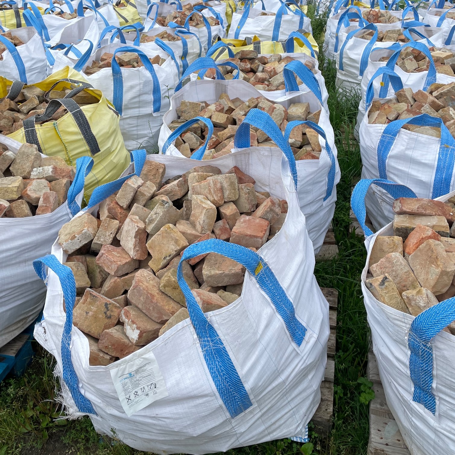 Gebrauchte Ziegelsteine im Reichsformat bunt (halbe & dreiviertel) Detail 4