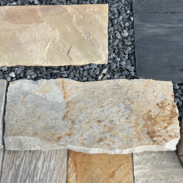 Quarzit Blockstufe 8-12x32-37x100 cm gelb-rosé-bunt Detail 1