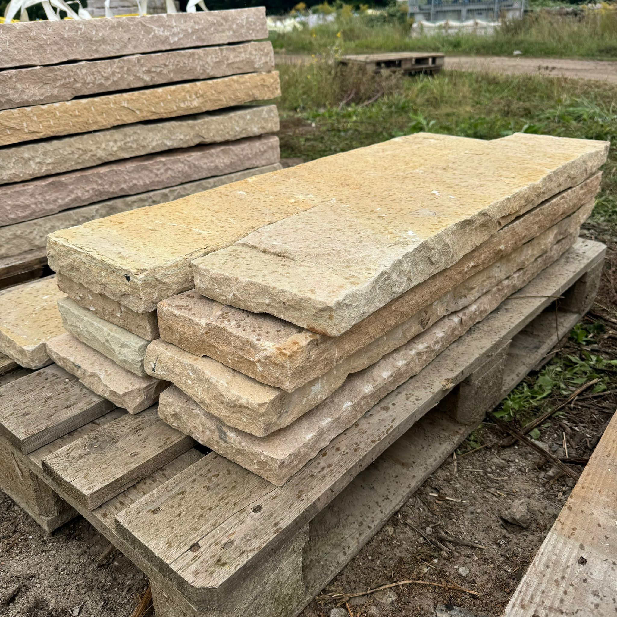 Quarz-Sand Kantenstein 7-9x20x100 cm mint-grün-gelb Detail 3