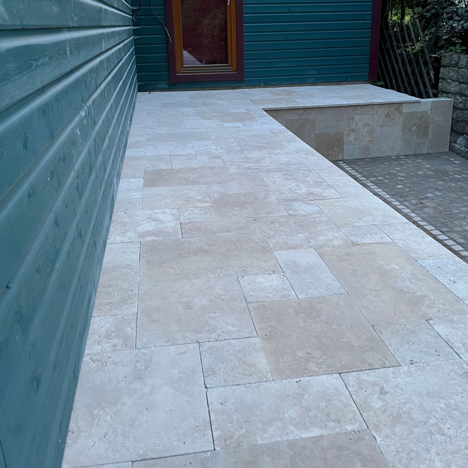 Travertin Terrassenplatte Crema röm. Verband