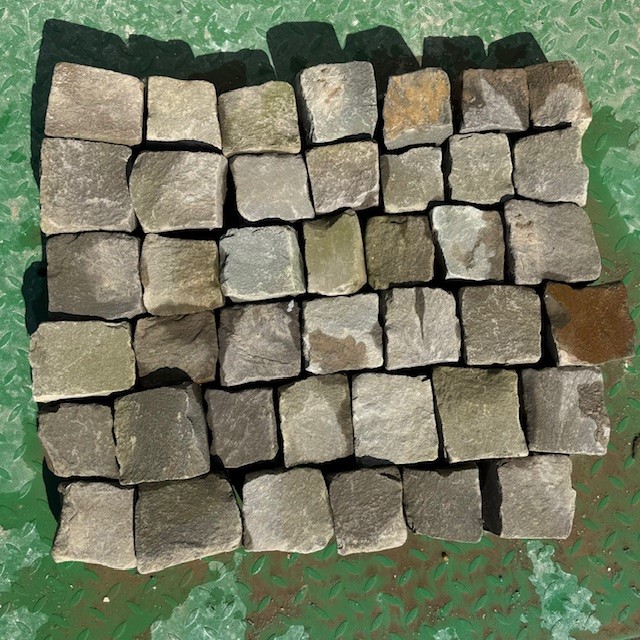 Grauwacke Kleinsteinpflaster Merlenbacher grau-bunt 8-11 cm Detail 1