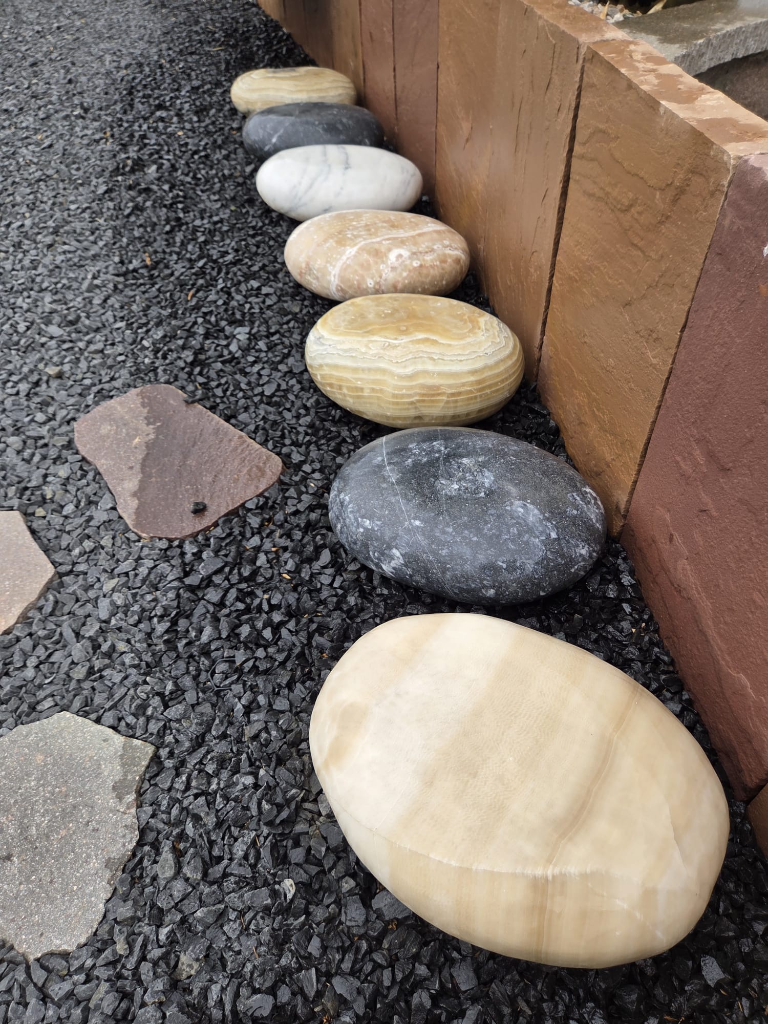 Zierfindling Flatstone bunt Einzelstücke zwischen 60 und 80 kg