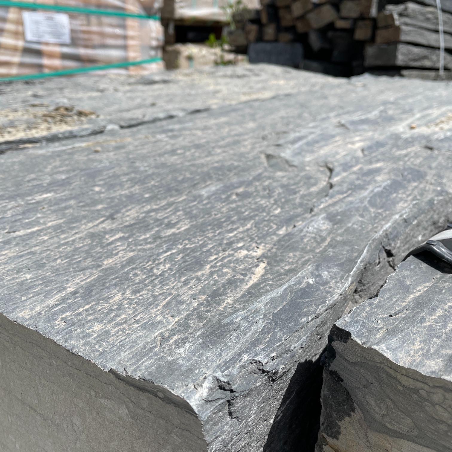 Schiefer Blockstufe Torre Nero 15-20x30-40x100 cm anthrazit-schwarz teils mit buntem Farbspiel Detail 3