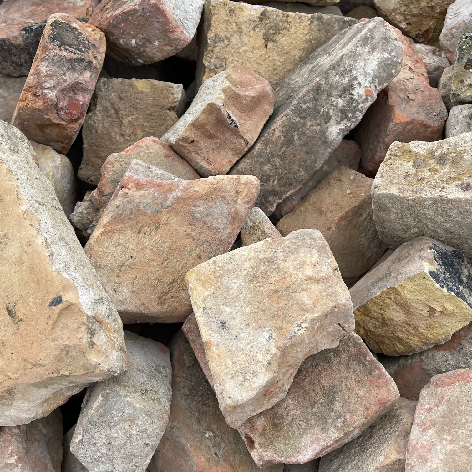 Gebrauchte Ziegelsteine im Reichsformat bunt (halbe & dreiviertel) Detail 2