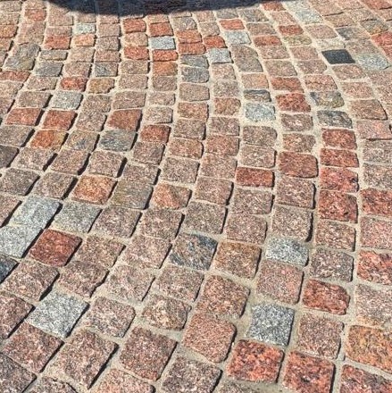 Neues Granit Kleinpflaster 8-11cm rötlich-bunt Detail 5