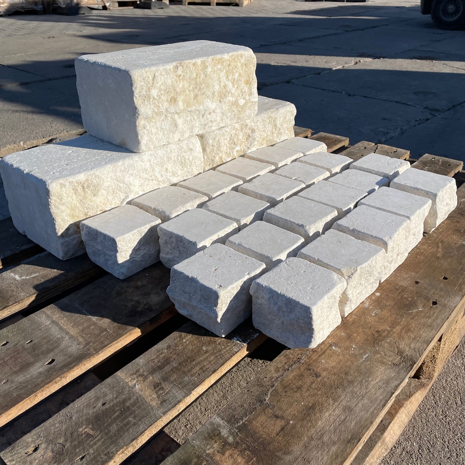 Kalkstein Kleinsteinpflaster Catrina 10x10x8 cm gelblich-cremebeige Detail 8