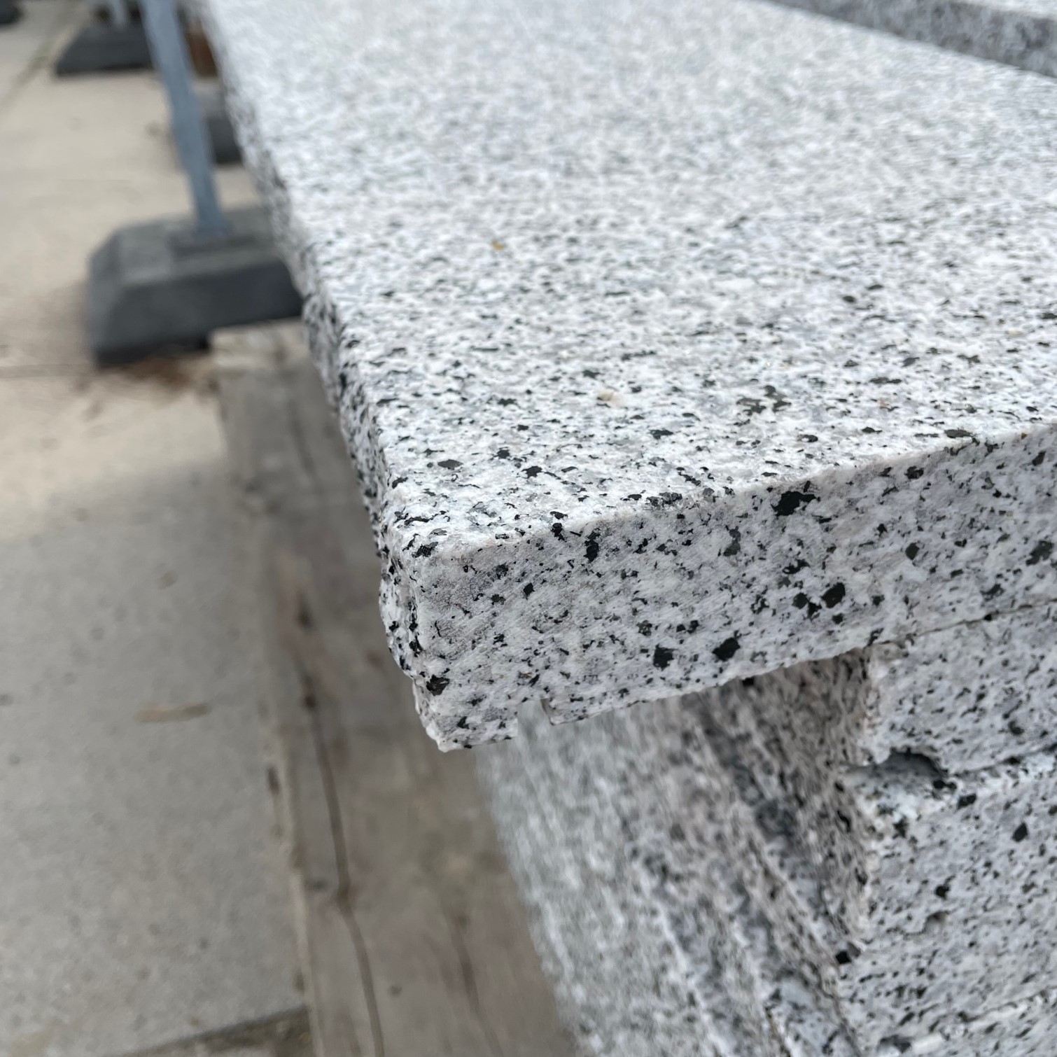 Granit Mauerabdeckung 100x28x4 cm hellgrau Detail 1