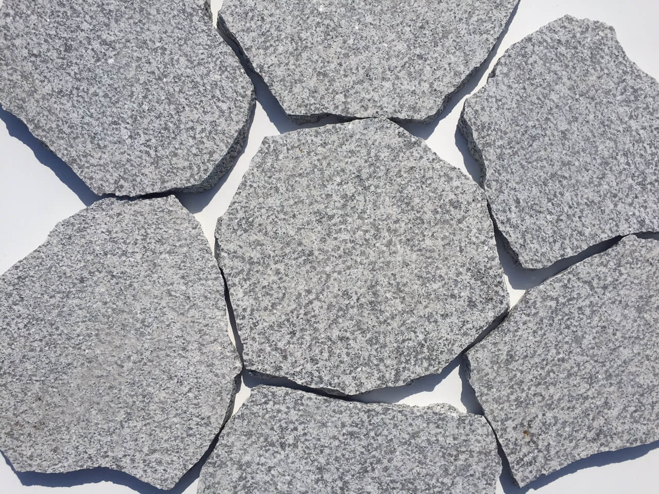 Granit Polygonalplatte hellgrau unregelmäßig gebrochen Detail 1