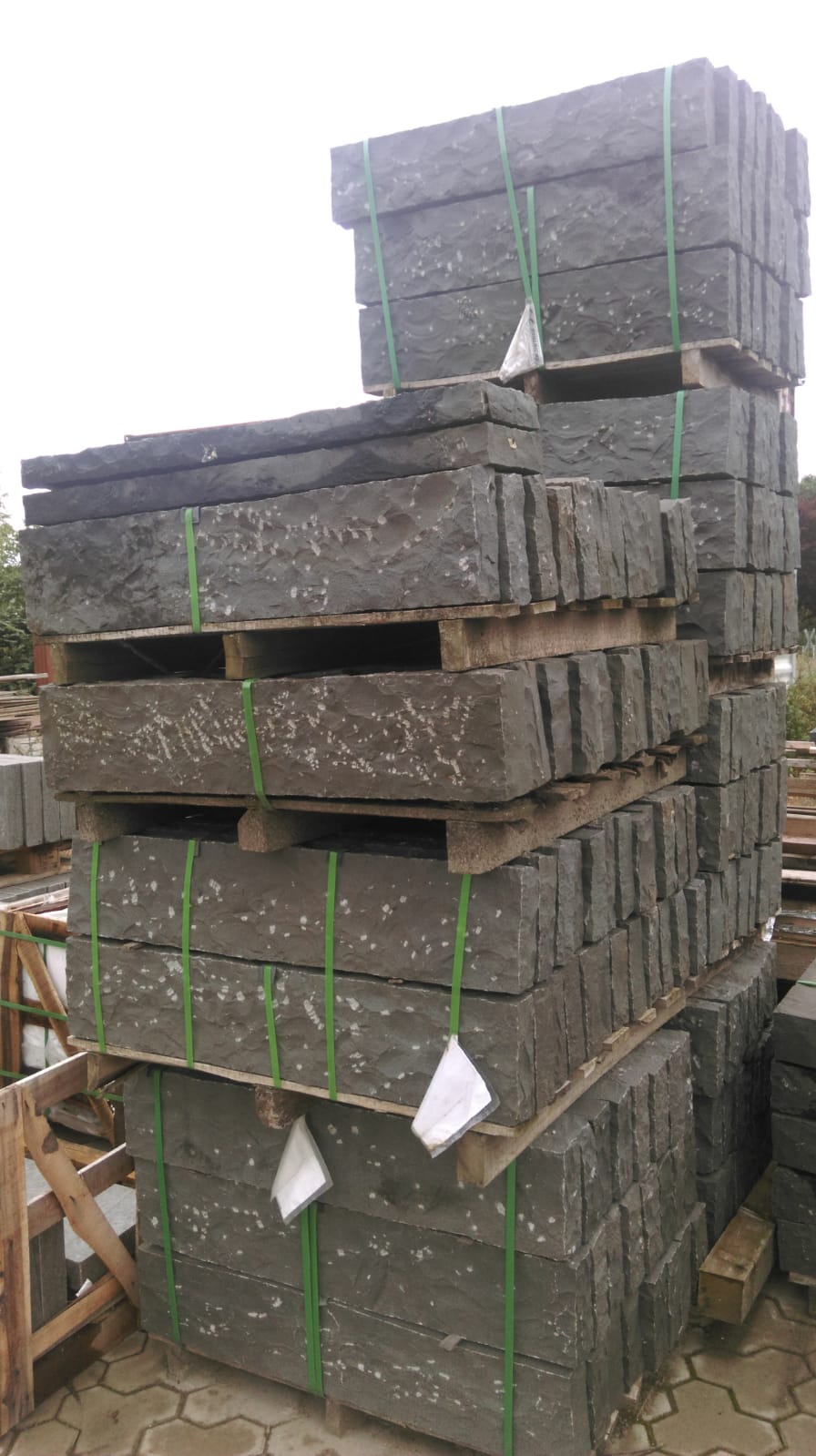 Basalt Kantenstein 6x20x100 cm anthrazit gespalten Detail 3