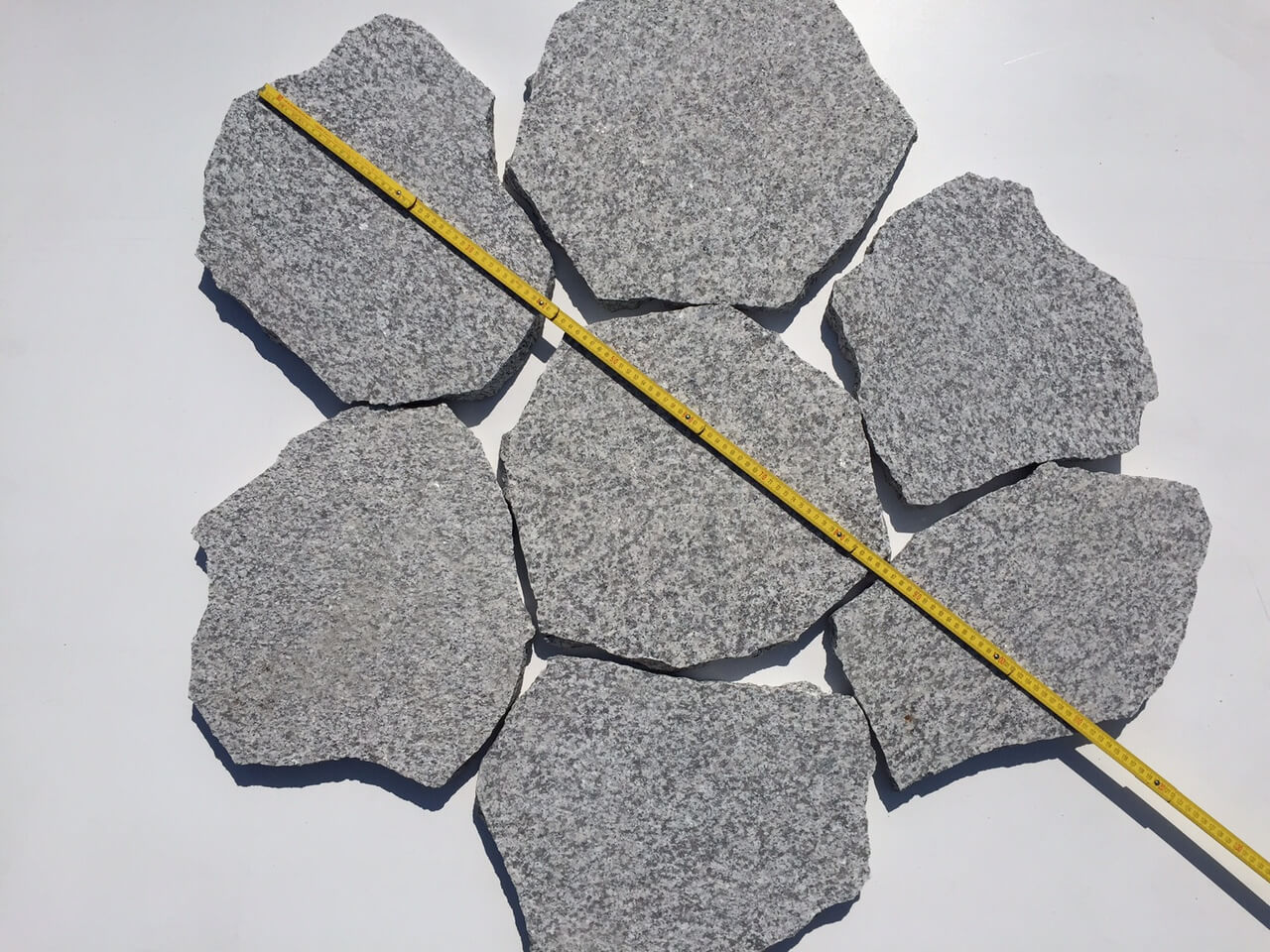 Granit Polygonalplatte hellgrau unregelmäßig gebrochen Detail 3